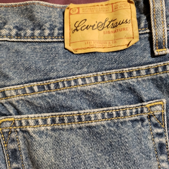 Woman's Levi's Jeans - Picture 3 of 5